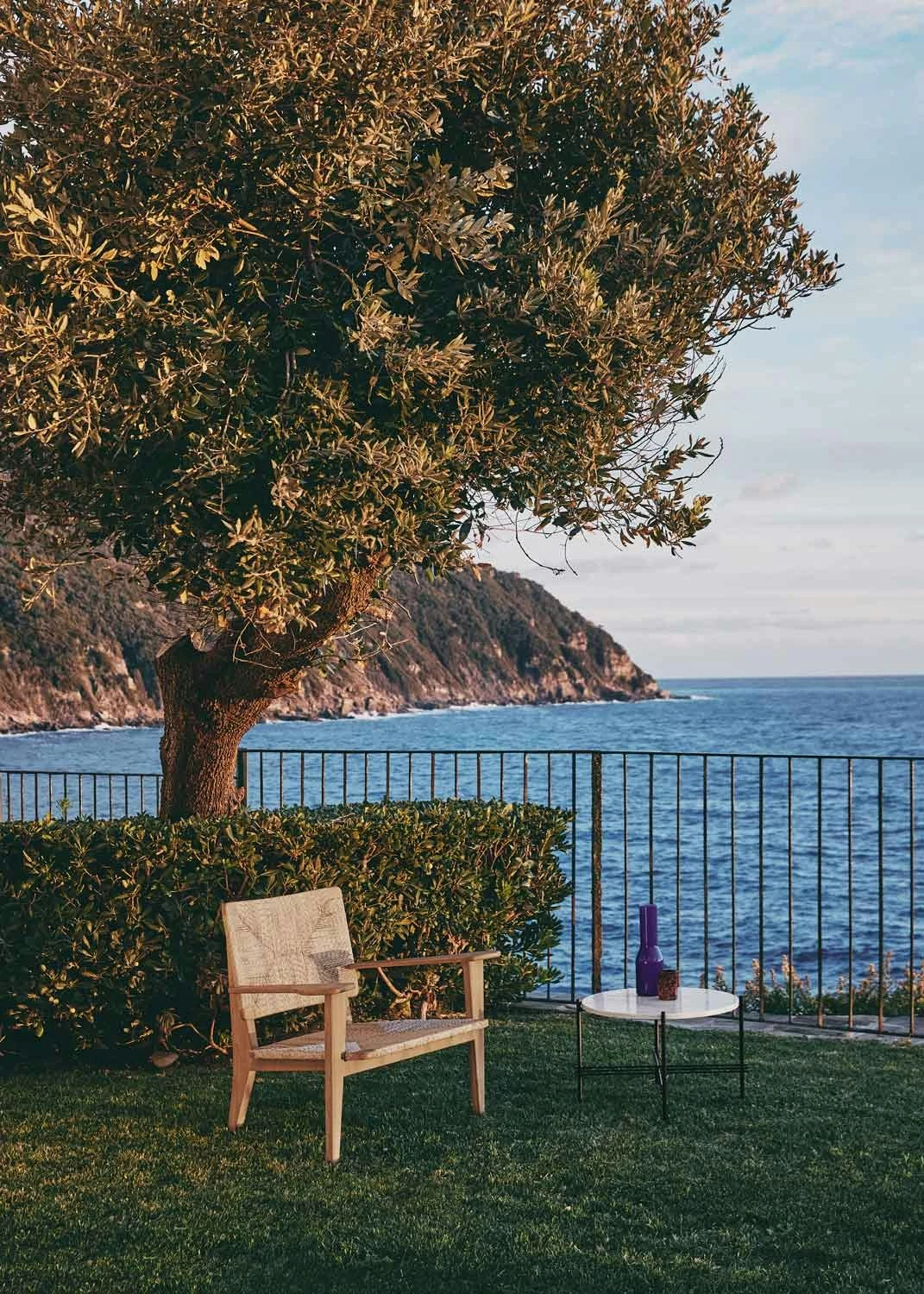 Gubi F-Chair Outdoor Lounge Stuhl Teakholz 5 Gubi F-Chair Outdoor Lounge Stuhl Teakholz – Bild 5