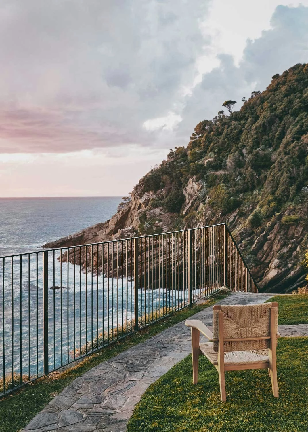 Gubi F-Chair Outdoor Lounge Stuhl Teakholz 6 Gubi F-Chair Outdoor Lounge Stuhl Teakholz – Bild 6