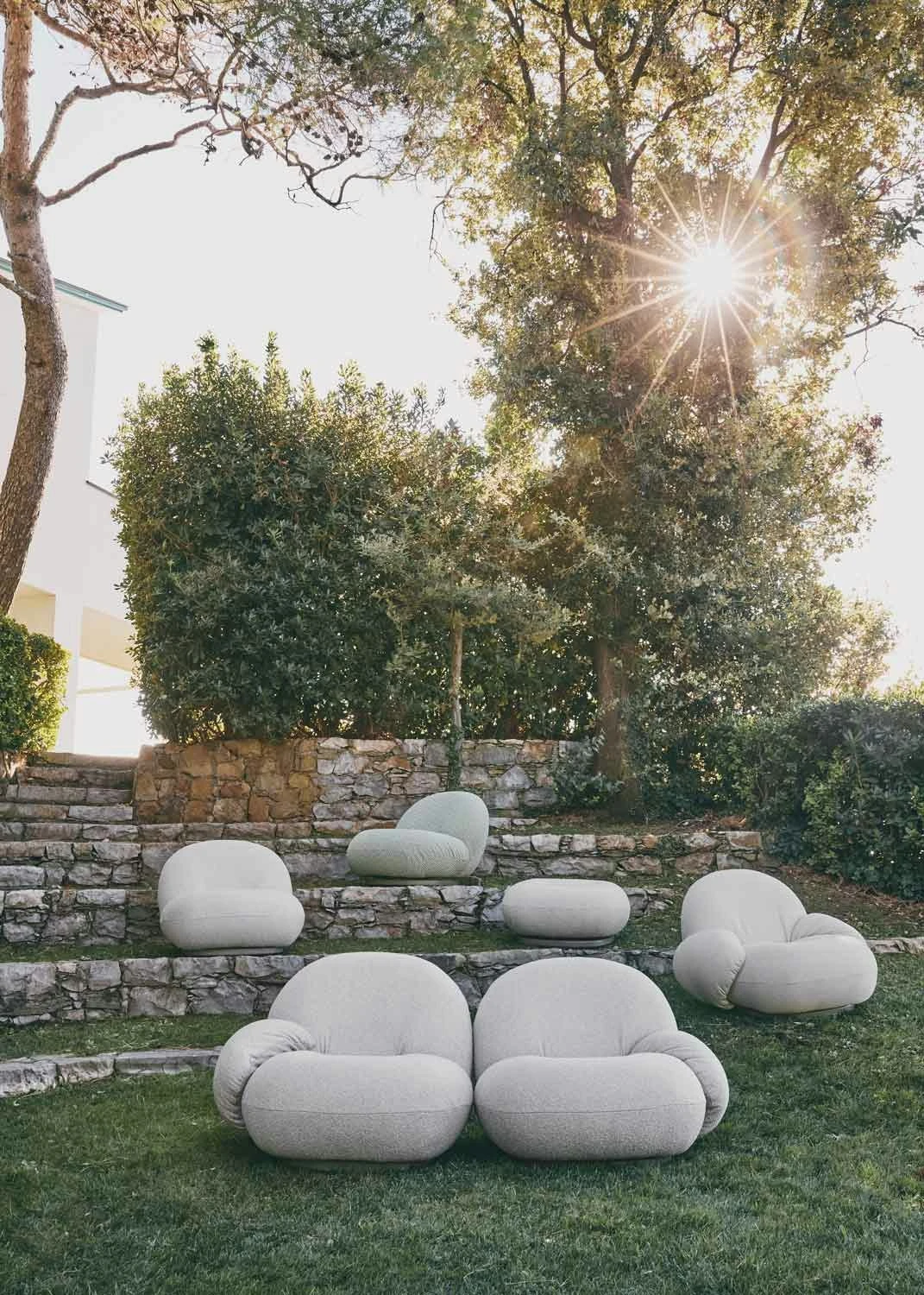 Gubi Pacha Outdoor Loungesessel, Dedar Libera 003, Moosgrüner Fuß 5 Gubi Pacha Outdoor Loungesessel, Dedar Libera 003, Moosgrüner Fuß – Bild 5