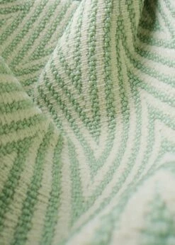 Gubi Pacha Outdoor Loungesessel, Dedar Chevron Outdoor Fr 008, Moosgrüner Fuß 9 Gubi Pacha Outdoor Loungesessel, Dedar Chevron Outdoor Fr 008, Moosgrüner Fuß -Hay || Brafab || Fatboy Verkäufe gubi pacha outdoor lounge chair swivel dedar chevron008 11