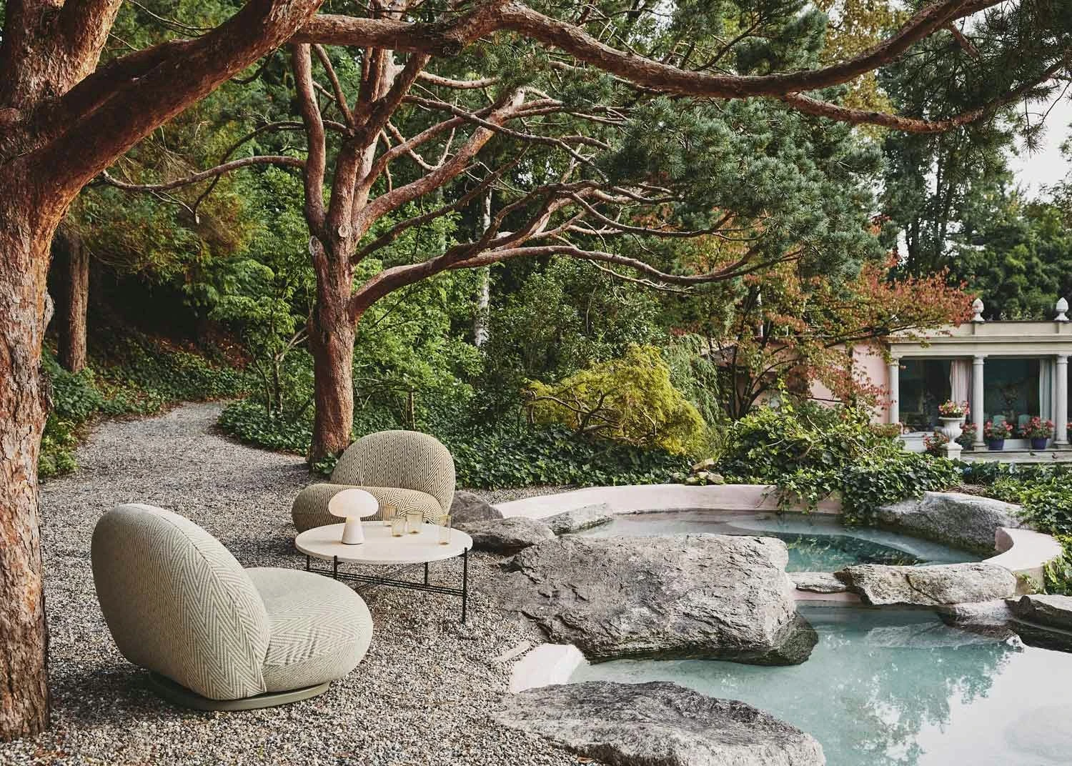 Gubi Pacha Outdoor Loungesessel, Dedar Chevron Outdoor Fr 008, Moosgrüner Fuß 5 Gubi Pacha Outdoor Loungesessel, Dedar Chevron Outdoor Fr 008, Moosgrüner Fuß – Bild 5