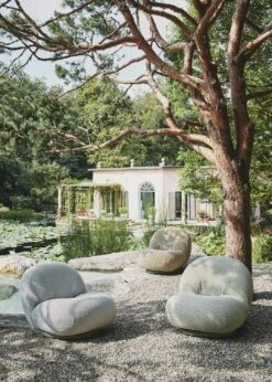 Gubi Pacha Outdoor Loungesessel, Dedar Chevron Outdoor Fr 008, Moosgrüner Fuß 11 Gubi Pacha Outdoor Loungesessel, Dedar Chevron Outdoor Fr 008, Moosgrüner Fuß -Hay || Brafab || Fatboy Verkäufe gubi pacha outdoor lounge chair swivel dedar chevron008 5