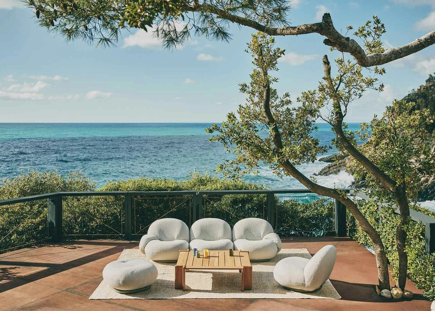 Gubi Pacha Outdoor Loungesessel, Dedar Libera 003, Moosgrüner Fuß 4 Gubi Pacha Outdoor Loungesessel, Dedar Libera 003, Moosgrüner Fuß – Bild 4