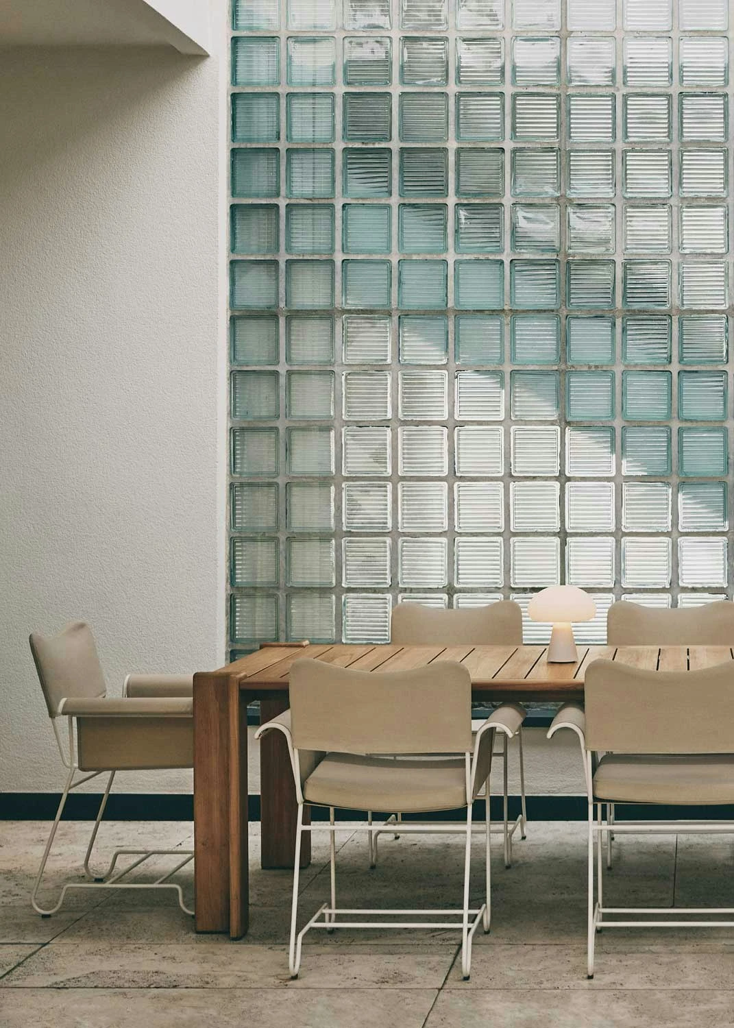 Gubi Tropique Esszimmerstuhl, Classic White Semi Matt / Udine 12 5 Gubi Tropique Esszimmerstuhl, Classic White Semi Matt / Udine 12 – Bild 5