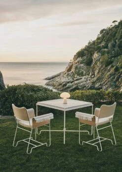 Gubi Tropique Esszimmerstuhl Mit Fransen, Classic White Semi Matt / Udine 12 9 Gubi Tropique Esszimmerstuhl Mit Fransen, Classic White Semi Matt / Udine 12 -Hay || Brafab || Fatboy Verkäufe gubi tropique dining chair fringe black limonta udine06 7