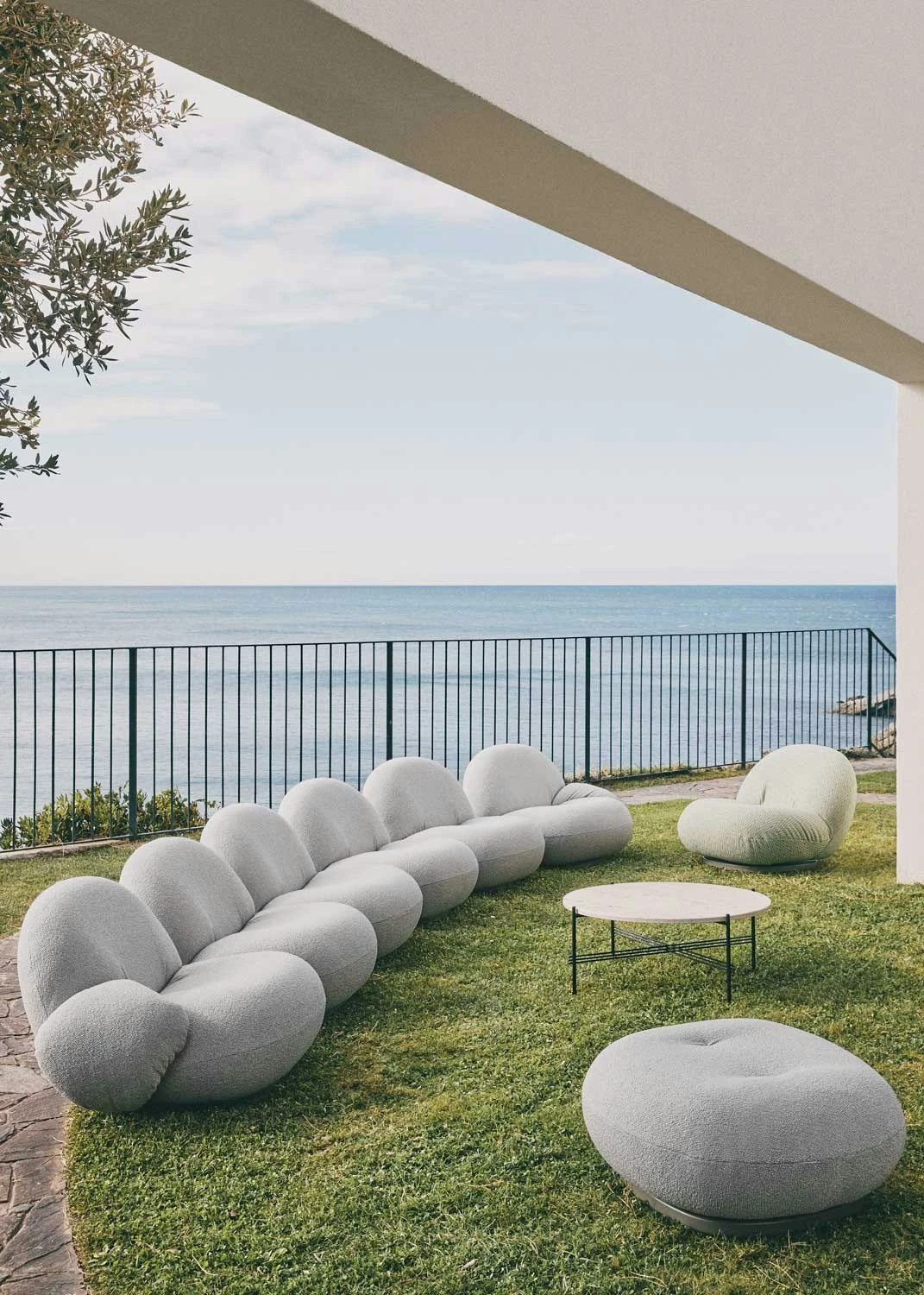 Gubi TS Outdoor Kaffeetisch Ø80x35 Cm, Schwarz/Weiß Travertin 4 Gubi TS Outdoor Kaffeetisch Ø80x35 Cm, Schwarz/Weiß Travertin – Bild 4