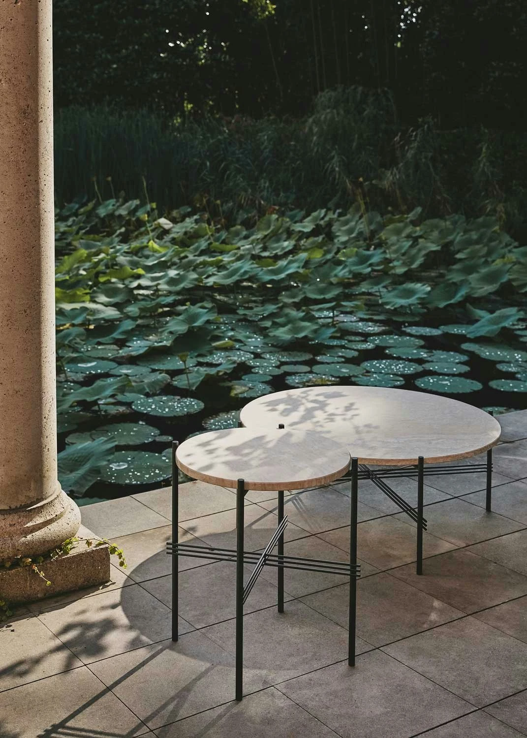 Gubi TS Outdoor Kaffeetisch Ø80x35 Cm, Schwarz/Weiß Travertin 5 Gubi TS Outdoor Kaffeetisch Ø80x35 Cm, Schwarz/Weiß Travertin – Bild 5