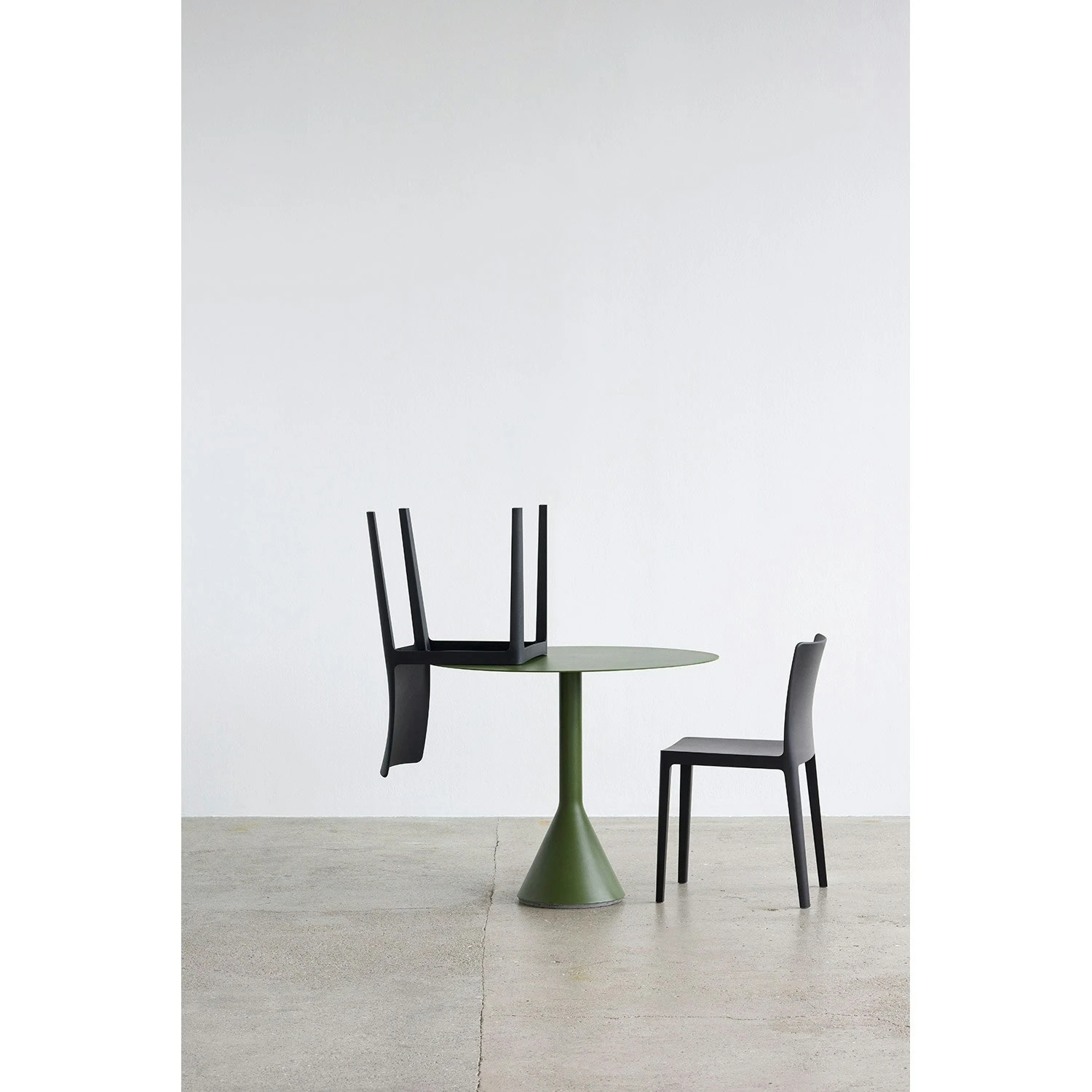Hay Palissade Cone Tisch Ø70, Olive 3 Hay Palissade Cone Tisch Ø70, Olive – Bild 3